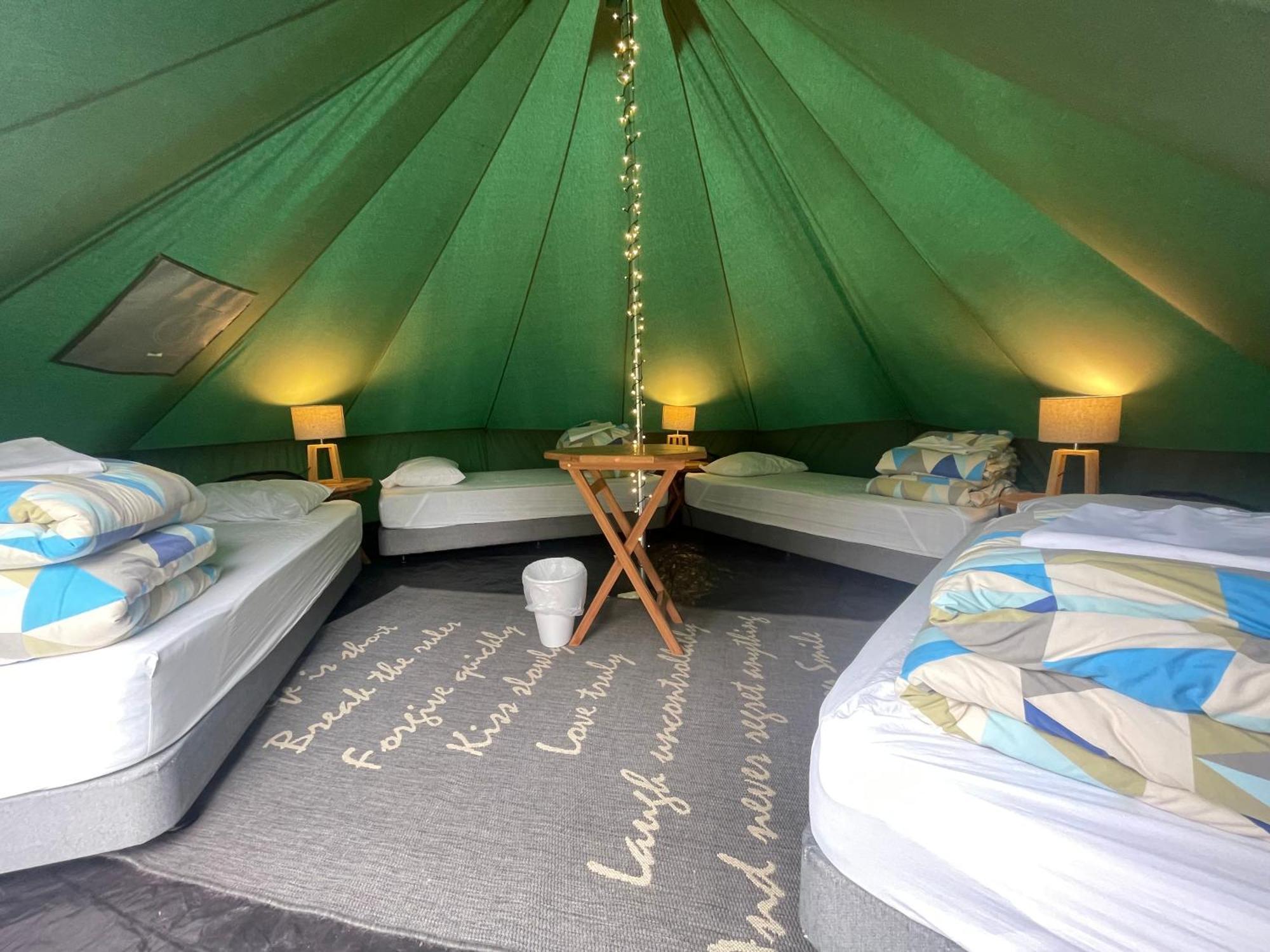 Lakefront Backpackers Hostel *