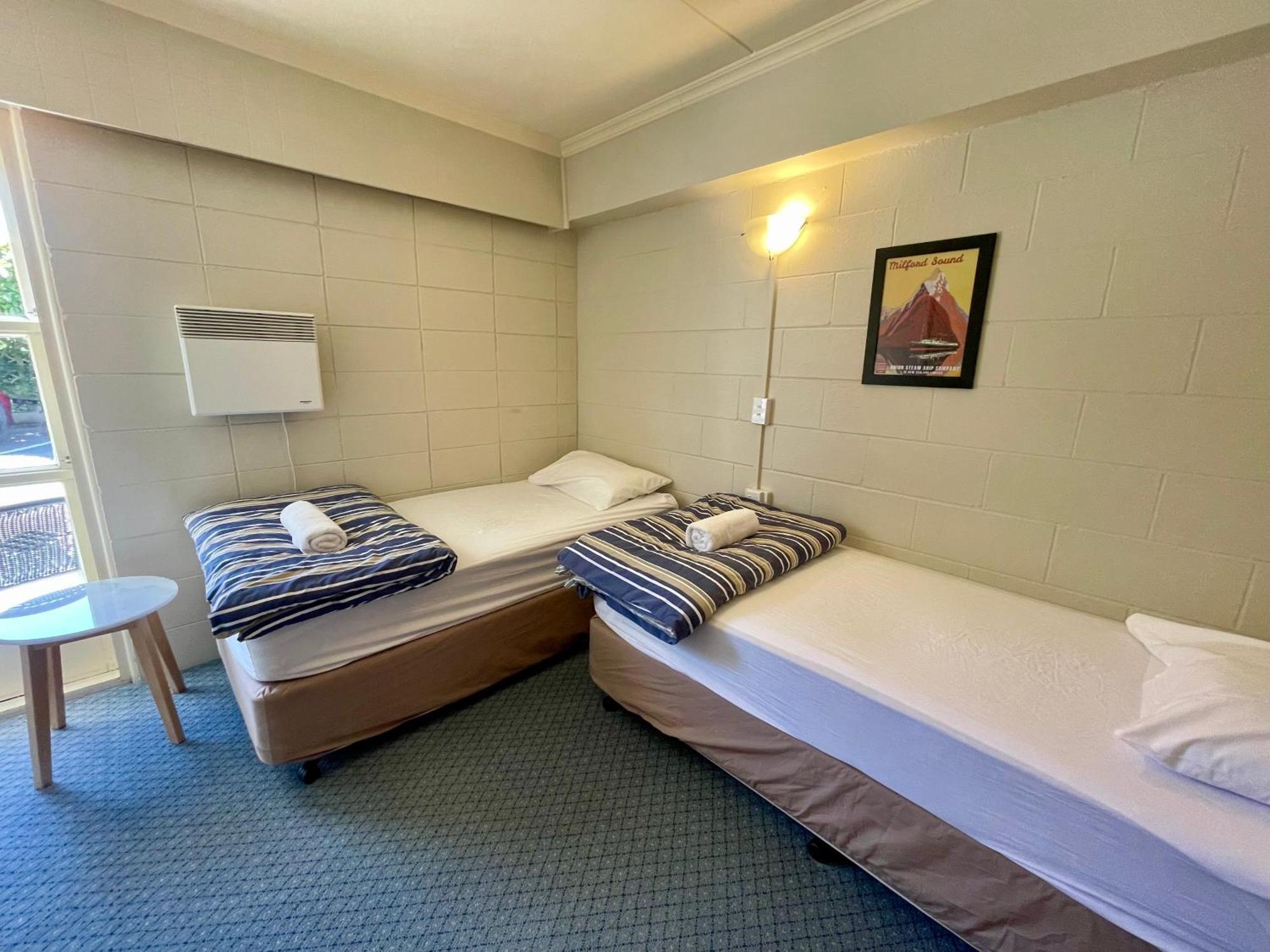 Lakefront Backpackers Hostel