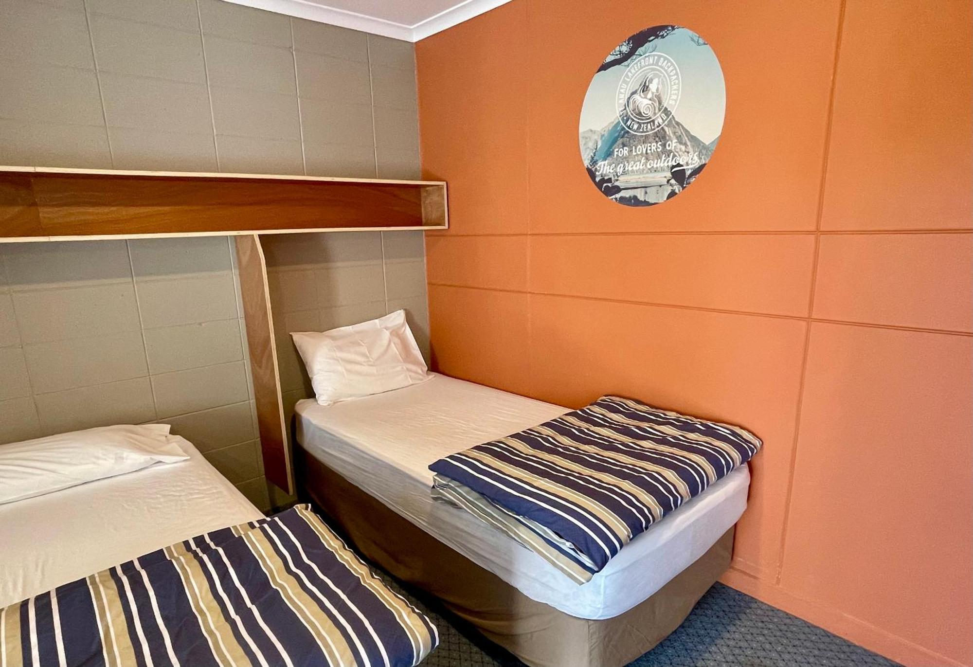 Lakefront Backpackers Hostel *