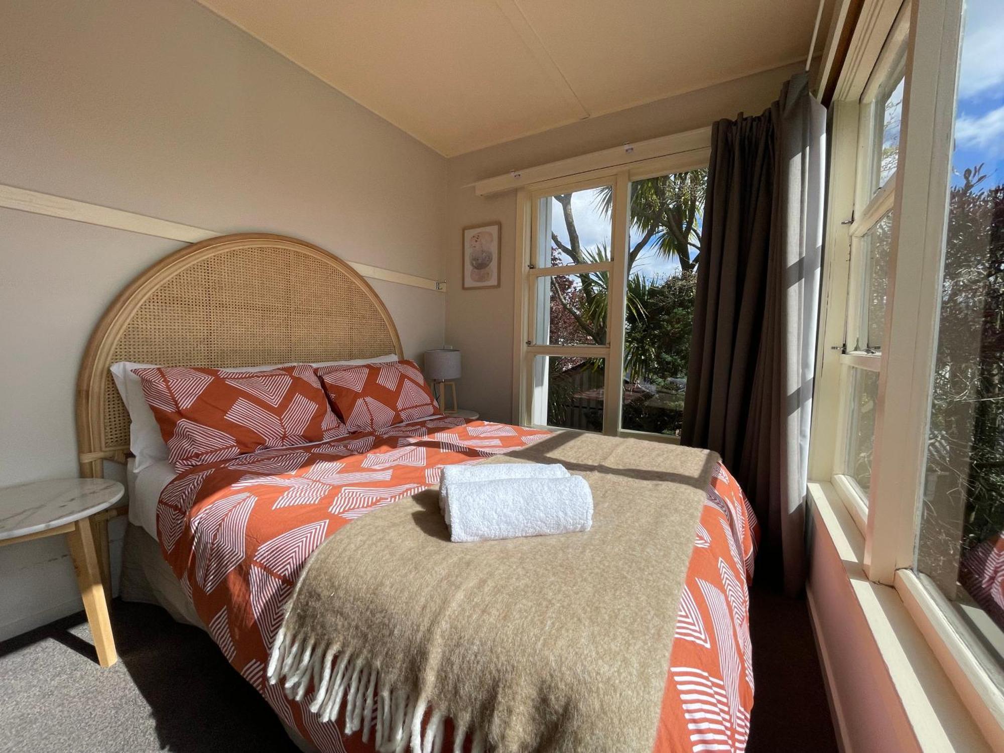Lakefront Backpackers Hostel *