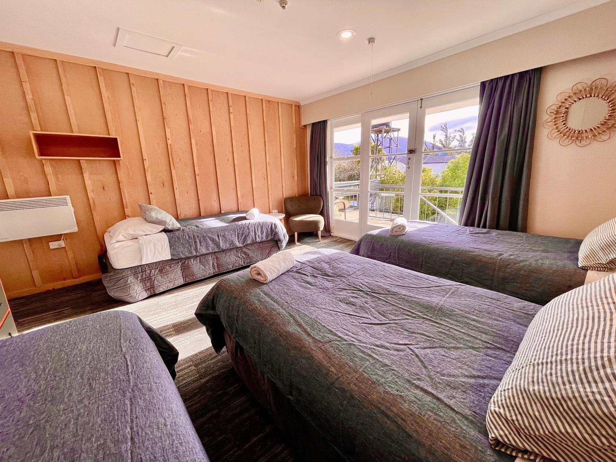 Lakefront Backpackers Hostel *