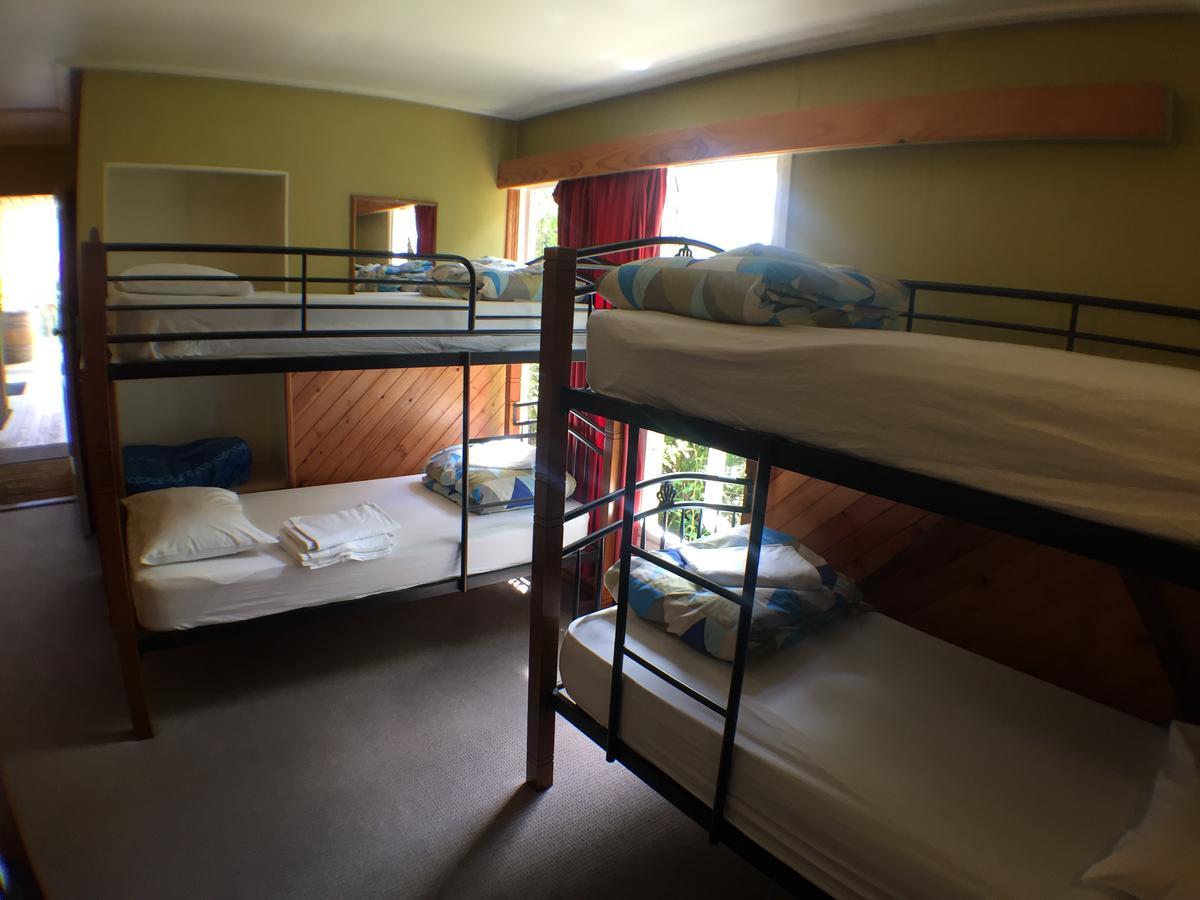 Lakefront Backpackers Hostel *