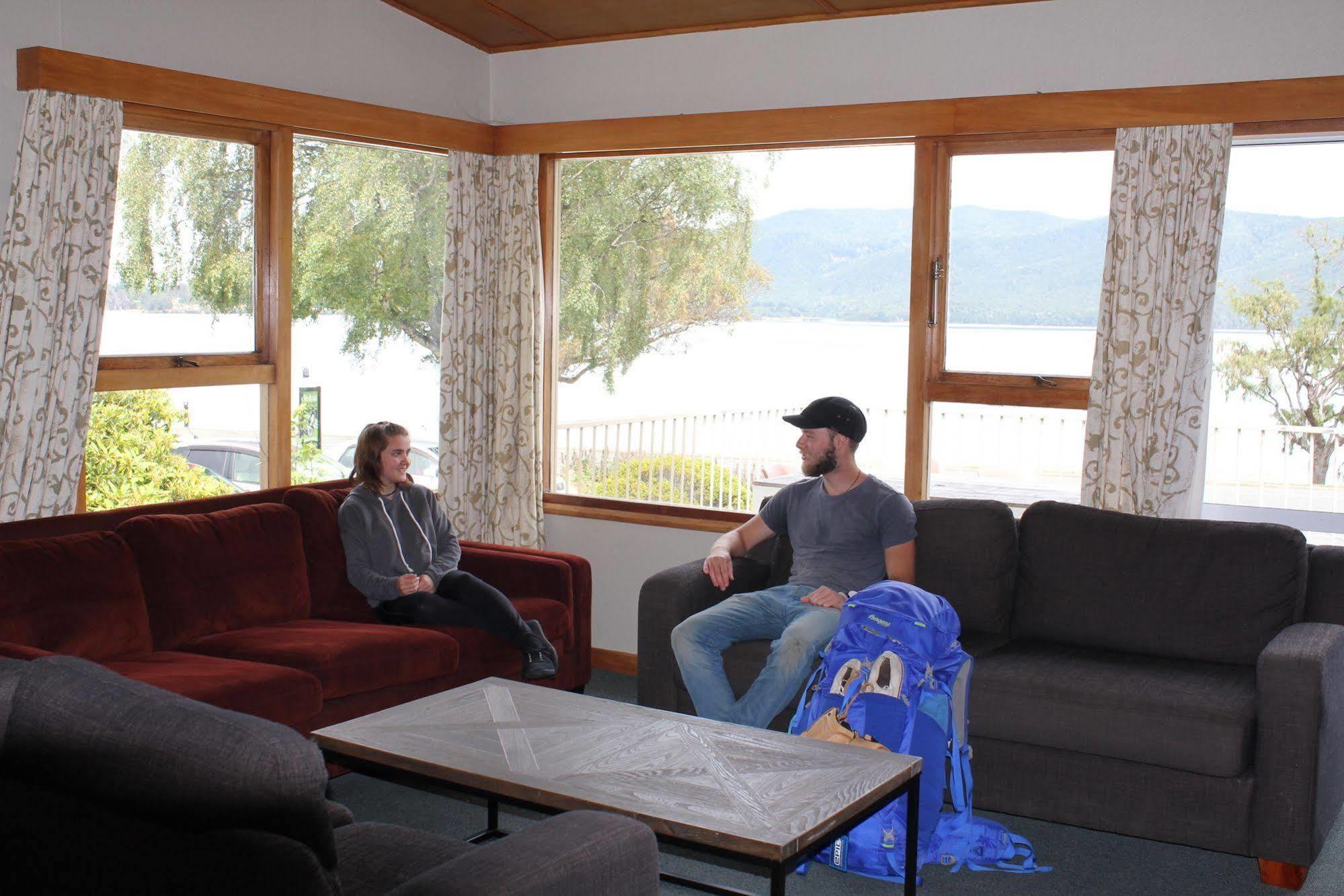 Lakefront Backpackers Hostel *