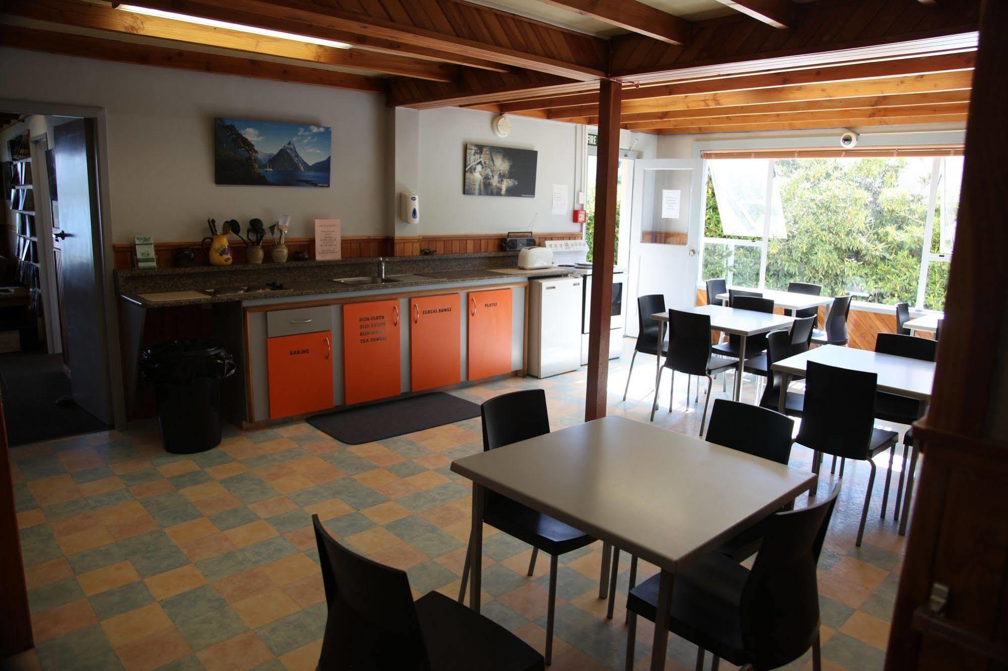 Lakefront Backpackers Hostel *